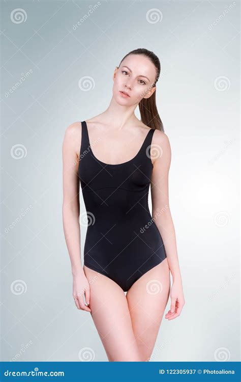 Donna Di Modo Costume Da Bagno Nero Del Bikini Immagine Stock Immagine Di Lifestyle Sottile