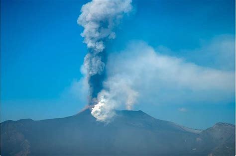 Closure of Sicily's Catania airport extended over Mount Etna eruption