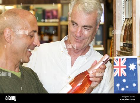 Gay Anziani Maschi Giovane In Vacanza Acquisto Di Champagne Nel Negozio Del Vino Per