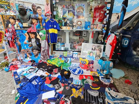 La Policía de Italia secuestró camisetas de Diego Maradona que se