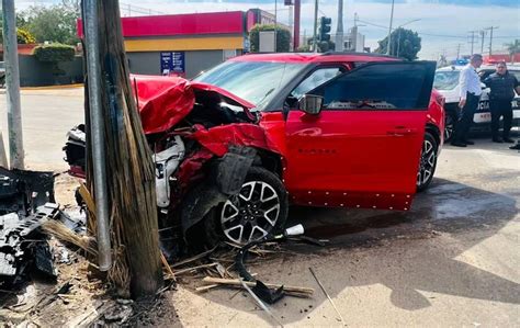 Conductor choca auto y después se impacta contra un poste Uniradio