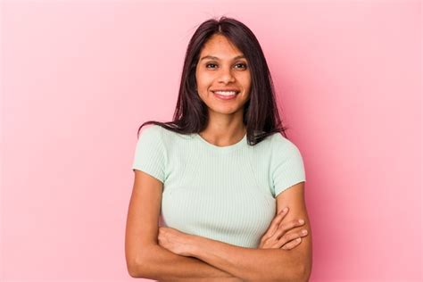 Joven Latina Aislada Sobre Fondo Rosa Que Se Siente Segura Cruzando Los Brazos Con