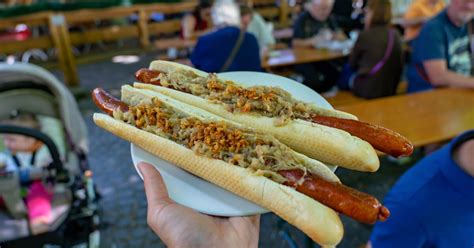 Imbissbude Bietet Vegane Bratwurst An Menschen Im Dorf Sauer