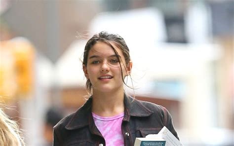 Aos 15 Suri Cruise Passeia Cheia De Estilo Pelas Ruas De Nova York Quem Quem News