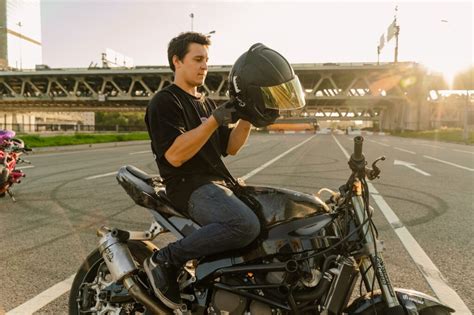 7 Reasons to Invest in a Lightweight Motorcycle Helmet Today