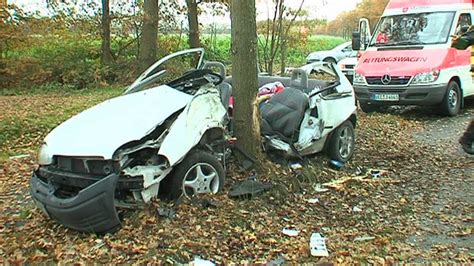 NonstopNews 25 Jähriger schleudert mit Corsa auf laubbedeckter