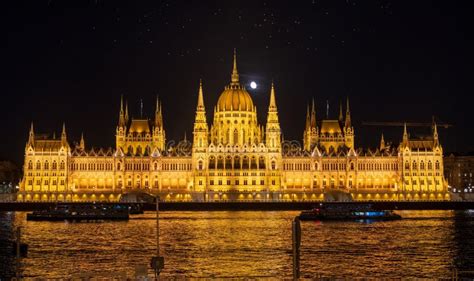 Hungarian Parliament at Night Editorial Photography - Image of tourist ...