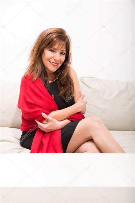 Belle Femme Mature Sur Le Canapé à La Maison Image Libre De Droit Par Spectral © 104683292