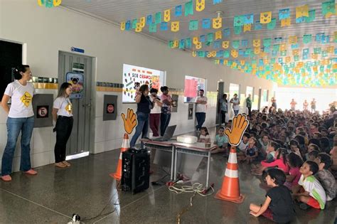 Detran realiza palestras e atividades em escolas sobre segurança no