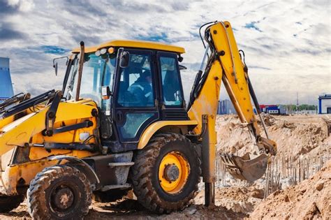 Escavadeira escava estacas terraplenagem para a construção da fundação