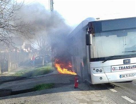 Autobuz Transurban cu pasageri la bord a luat foc în mers pe