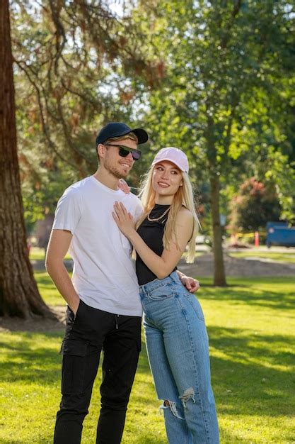 Foto De Cuerpo Entero De Una Pareja Joven Parada En El Parque Y