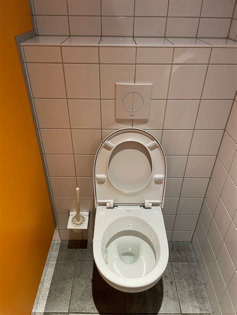 Basic En Schoon Toilet In De Kleuren Wit Oranje Van De Bibliotheek