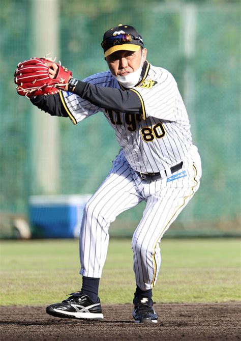 【スライドショー】阪神岡田監督、カチカチの新品グラブでノック受け守備の手本 プロ野球 日刊スポーツ