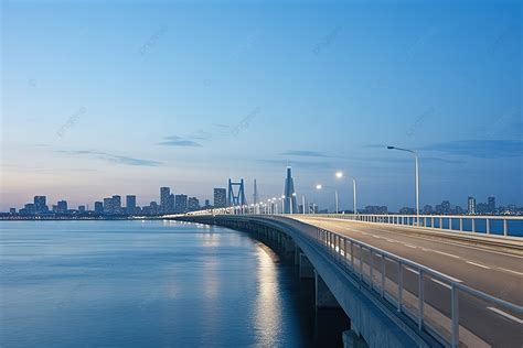 Fundo Uma Ponte Atravessando A Gua Luzes De Rua E Uma Grande