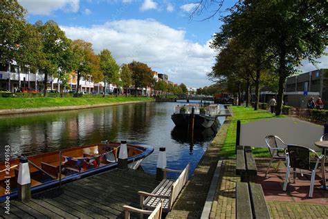 Un Des Canaux De Middelburg Pays Bas Photos Adobe Stock