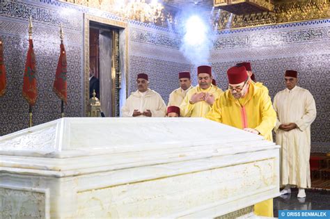 Le Roi Amir Al Mouminine Se Recueille Sur La Tombe De Feu Sm Mohammed