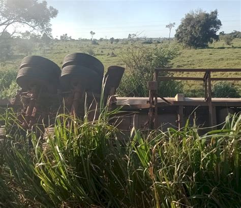 Carreta Sai Da Pista Tomba Na Ms Em Frente A Fazenda Santa Ilidia