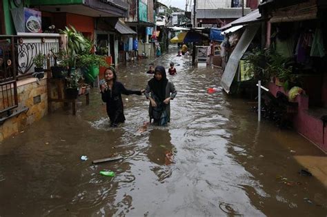 Tanggul Jebol Puluhan Rumah Di Cimanggis Depok Terendam Banjir