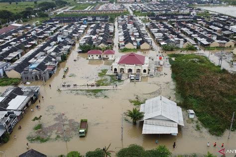 warga   kecamatan kabupaten bekasi terdampak banjir antara