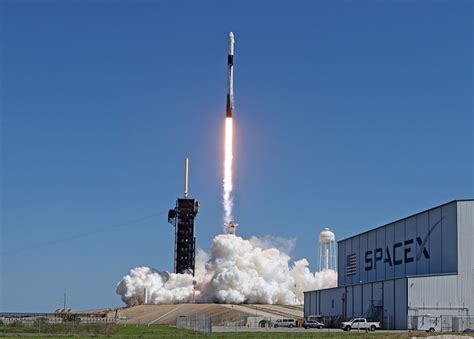 Spacex Leva Primeira Equipe Totalmente Particular à Estação Espacial