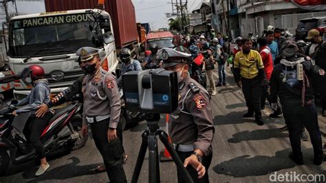 Polisi Olah Tkp Kecelakaan Maut Truk Tabrak Tiang Bts Di Bekasi