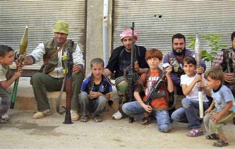 G1 Rebeldes posam para foto crianças e armas pesadas na Síria