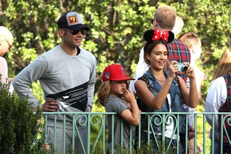 Photo Jessica Alba a passé la journée à Disneyland Resort avec son