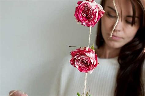 DIY guirlandes de fleurs fraîches pour une déco printemps impeccable