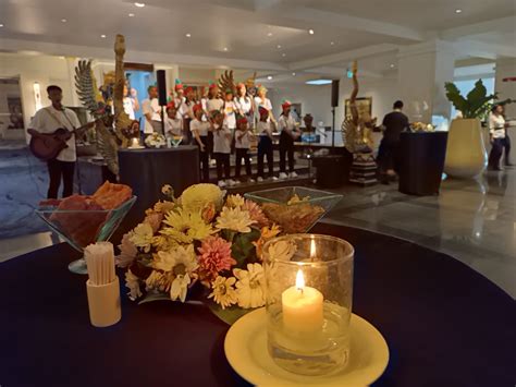 Pohon Natal Dari Daun Lontar Berbentuk Kayonan Di Intercontinental Bali