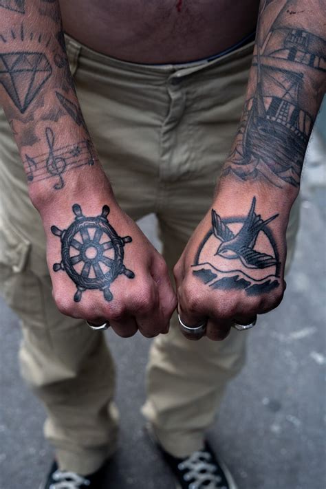 Tatouages Marins Sur Les Mains Par Ondori Bleu Noir Tattoo