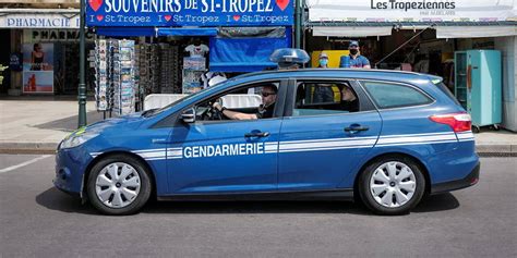 Il Peint Sa Voiture Aux Couleurs De La Gendarmerie Et Risque Des