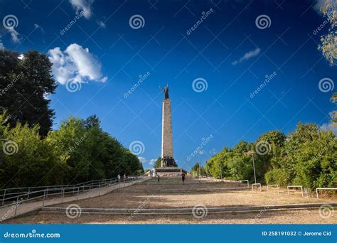 Memorial Sloboda O Spomenik Na Vencu Cerca De Triste Serbia Fotografía