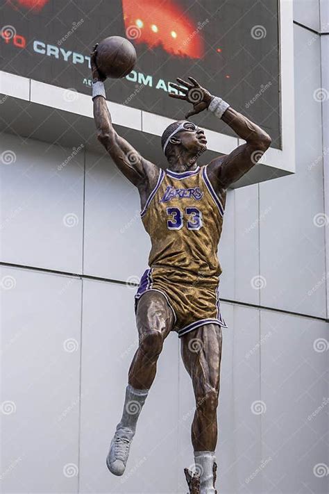 A Statue Of Kareem Abdul Jabbar Shooting A Basketball With His Sky Hook