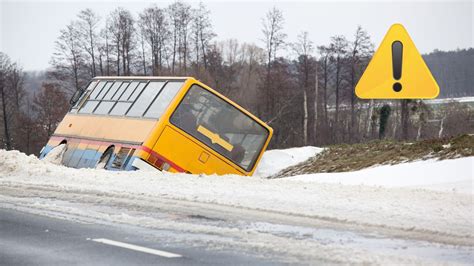 Groźny wypadek w Niemczech Autobus szkolny wypadł z drogi i uderzył w