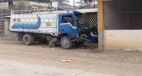 Tumbes Conductor Resulta Herido En Accidente De Tránsito Perú