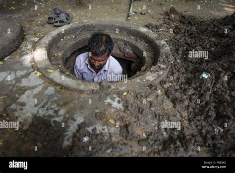 Manual Scavenger India Hi Res Stock Photography And Images Alamy