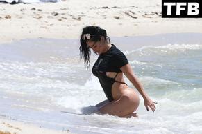 Alysia Magen Sexy Seen Showing Off Her Hot Ass And Curves At The Beach
