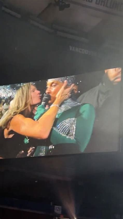 Alicia Keys Reacts To Fan Grabbing Her Face Kissing Her Video