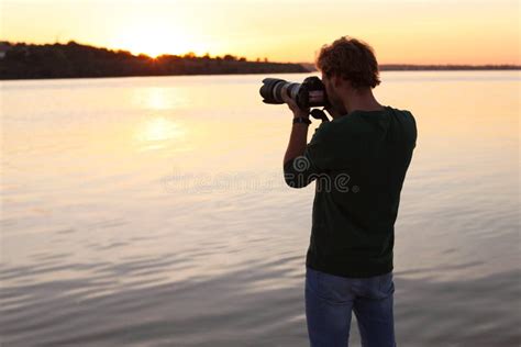 Fot Grafo Masculino Que Toma A Foto Do Por Do Sol Do Beira Rio