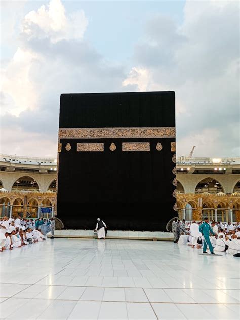 Pilgrims Standing by Kaaba · Free Stock Photo