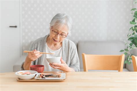 高齢者が食べられない時の食欲回復方法とは？原因と簡単にできる対策をご紹介 サカナのちから たんぱく質ヘルスケアコラム