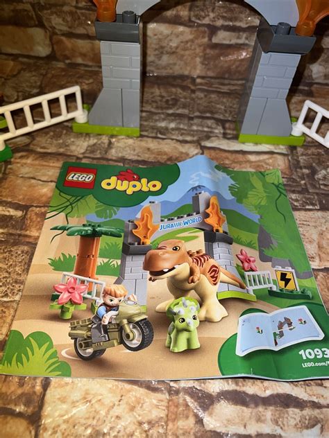 LEGO DUPLO Jurassic World T Rex And Triceratops Dinosaur Breakout