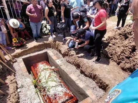 Entre Gritos De Justicia Familiares Sepultan A Reportero Asesinado En