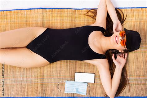 Foto De Elegant Sexy Woman In The Black Bikini On The Sun Tanned Slim And Shapely Body Is Posing