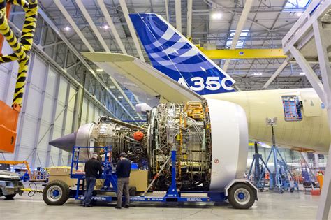 Airbus Stattet Erste A350 Xwb Mit Triebwerken Aus