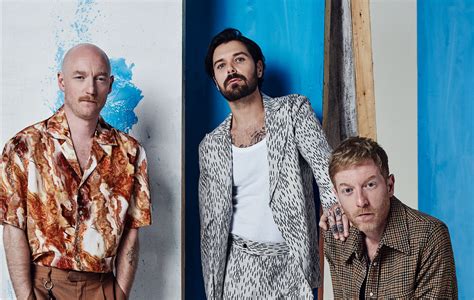 Review Biffy Clyro Breekt Door Genres En Grenzen Op A Celebration Of