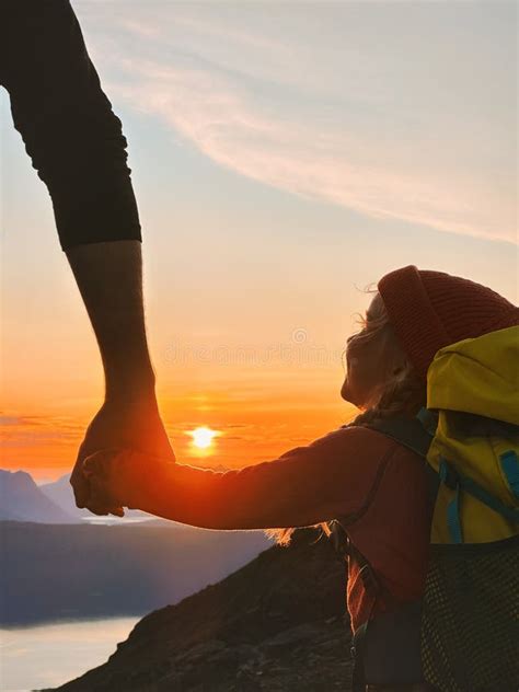 Familia Mano Ni O Y Padre Senderismo En Las Monta As Al Atardecer