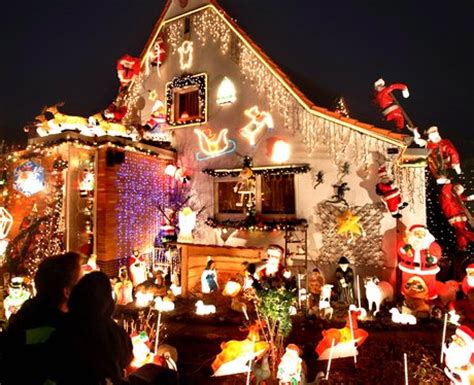 The Biggest And Best Christmas Light Displays Across The Globe - Heart