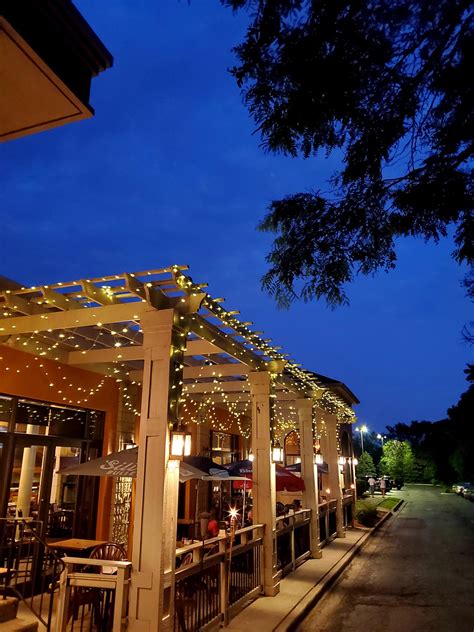 Families are heading to Hollywood theater Woodridge IL tonight 29